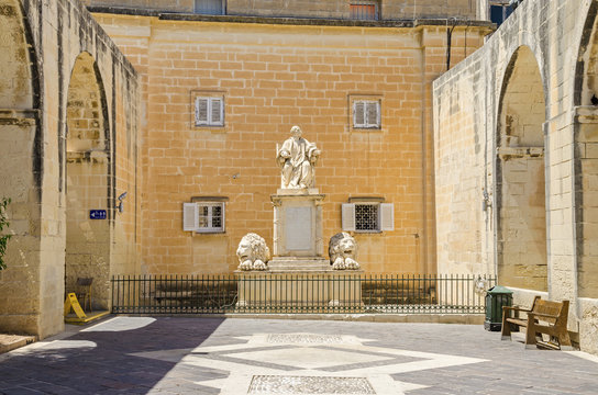 The memorial to Nicholas Zammit in the Upper Barrakka Gardens