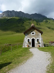 Fototapeta na wymiar chapelle Sainte-Anne dans le col des Aravis
