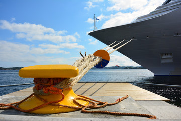 Kreuzfahrtschiff im Hafen