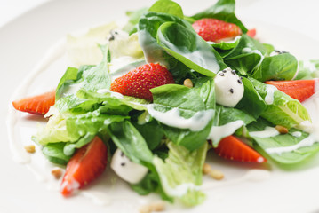 Obraz na płótnie Canvas salad with strawberries