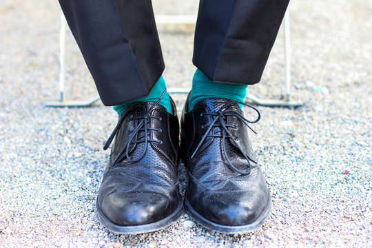 Schwarze Schuhe mit grünen Socken auf Hochzeit