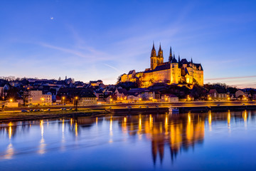 Blick von der Elbe auf den Burgberg mit Albrechtsburg in Meißen zur blauen Stunde