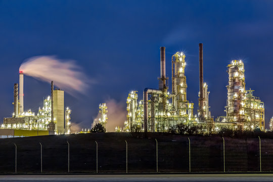 Chemische Industrie - Leuna-Werke bei Nacht