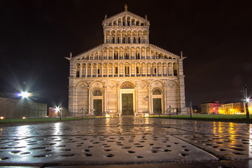 Fototapeta na wymiar Cathedral of Pisa at night in Italy