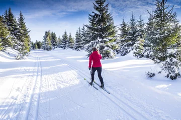 Foto auf Acrylglas Wintersport Frau beim Langlaufen in Winterlandschaft
