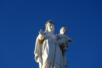 Fototapeta na wymiar Vierge et enfant au Rocher de Bonnevie à Murat, Cantal, France