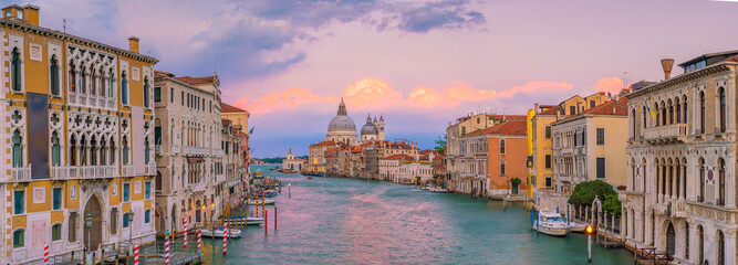 Grand Canal à Venise, Italie avec la basilique Santa Maria della Salute