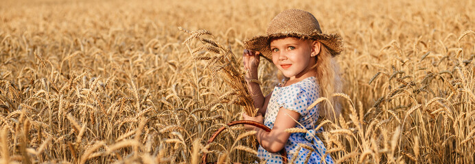 Happy child in autumn wheat field © sushytska