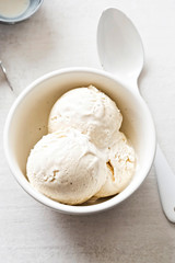Fototapeta na wymiar Vanilla ice cream scoops in white bowl 
