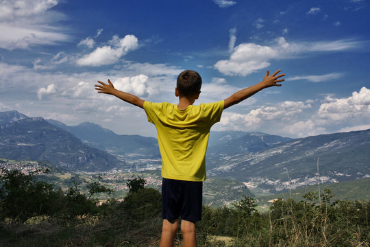 BAMBINO CON LE BRACCIA APERTE VERSO IL PANORAMA