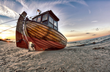 Fischerboot am Strand von Ahlbeck auf Usedom - obrazy, fototapety, plakaty