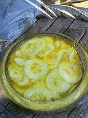 Frischer Gurkensalat mit Essig/Öl Dressing in einer Glasschüssel