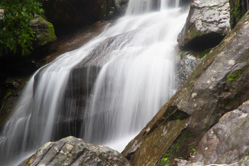 Fototapeta premium Waterfall on stone cliff 