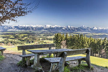 Bayern, Allgäu, Panorama vom Auerberg mit Bank