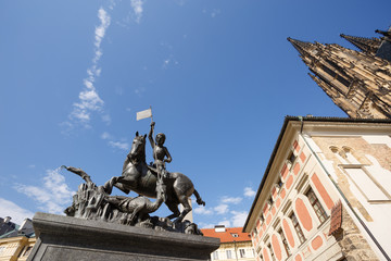 Obraz premium Pomnik św. Jerzego i fontanna - Zamek Praski