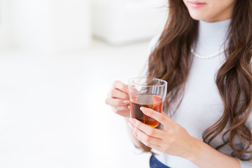 部屋でお茶を飲む女性　手元