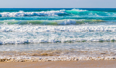Praia e ondas.