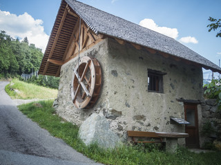 Obraz premium Village Museum on the steep path