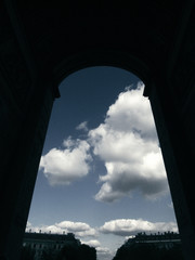 凱旋門と雲」