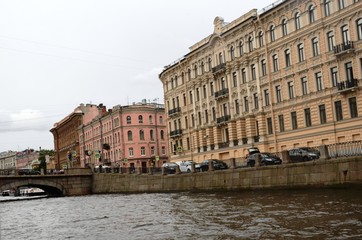 Fototapeta na wymiar Saint-Pétersbourg : Croisière sur la Neva en bateau-mouche (Russie)