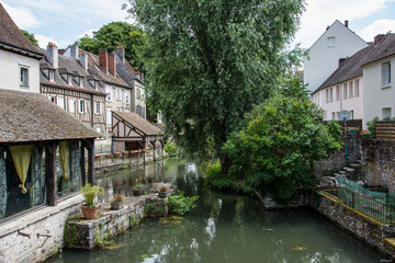 Fototapeta na wymiar Chartres - Au fil de l'eau