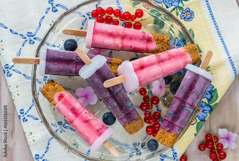 Sticker Frozen berry and ginger nut yogurt lolly pops