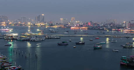 Obraz premium At night View of pattaya city beach at Pratumnak Viewpoint,Thailand