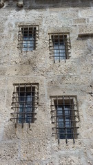 Fototapeta na wymiar vergitterte Fenster zu einem alten Gefängnis