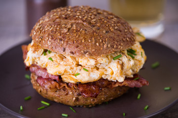 Schinkenspeck-Rührei-Burger