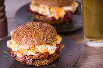 Schinkenspeck-Rührei-Burger