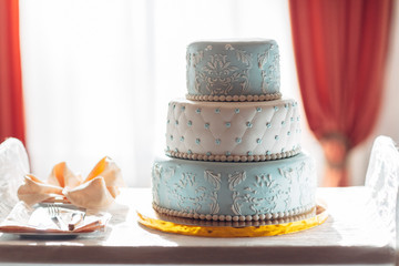 Obraz na płótnie Canvas The beautiful cake stands on the wedding table
