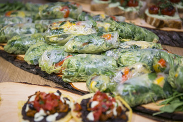 Tablett mit vietnamesischen Sommerollen / Catering