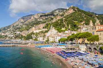 Malowniczy widok kurortu Amalfi w południowych Włoszech
