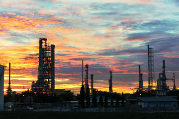 Obraz premium Oil refiery plant,oil tank and oil storage at surise.