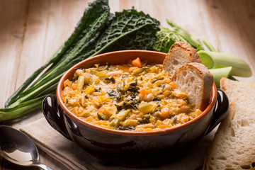 ribollita traditionelle toskanische suppe, selektiver fokus