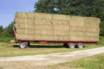 bottes de foin sur une remorque