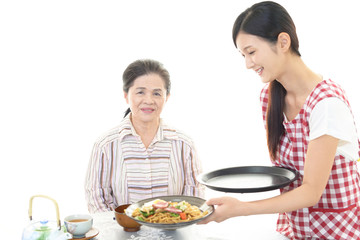 食事を楽しむ年配者