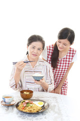 食事を楽しむ年配者