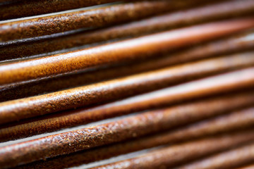 Nahaufnahme braunes Leder parallel nebeneinander verlaufend mit unscharfem Hintergrund