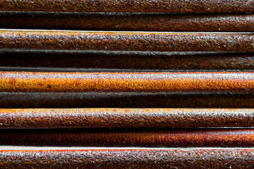 Nahaufnahme braunes Leder parallel nebeneinander verlaufend