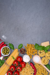 Spaghetti Pasta Nudeln Zutaten kochen Italien Hochformat Fusilli Schiefertafel Essen Textfreiraum