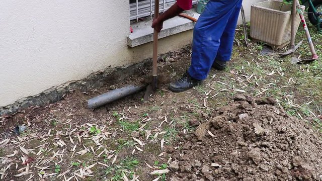 Travail de plomberie dans la maison individuelle.