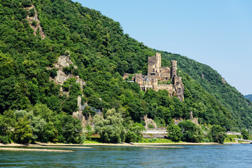 Fototapeta na wymiar Burg Reichenstein Mittelrhein Falkenburg UNESCO Welterbe Rheinland Pfalz