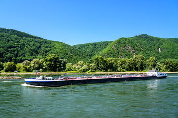 Obraz premium Lastkahn Rhein Transport Fluss