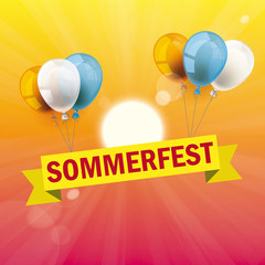 Obraz premium Luftballons mit dem Wort Sommerfest im Hintergrund sommerlicher Abendhimmel