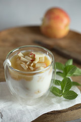 Joghurt mit Apfelmus 3