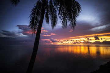coucher de soleil dans payasge de rêve, tahiti, polynésie 