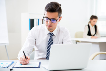 Obraz premium Businessman working in an office