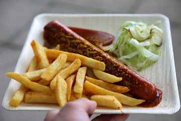 Currywurst mit Pommes und Salat