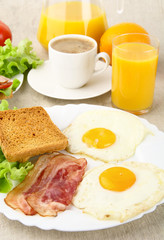 Fototapeta premium Healthy fatty breakfast with cup of coffee with bacon,eggs